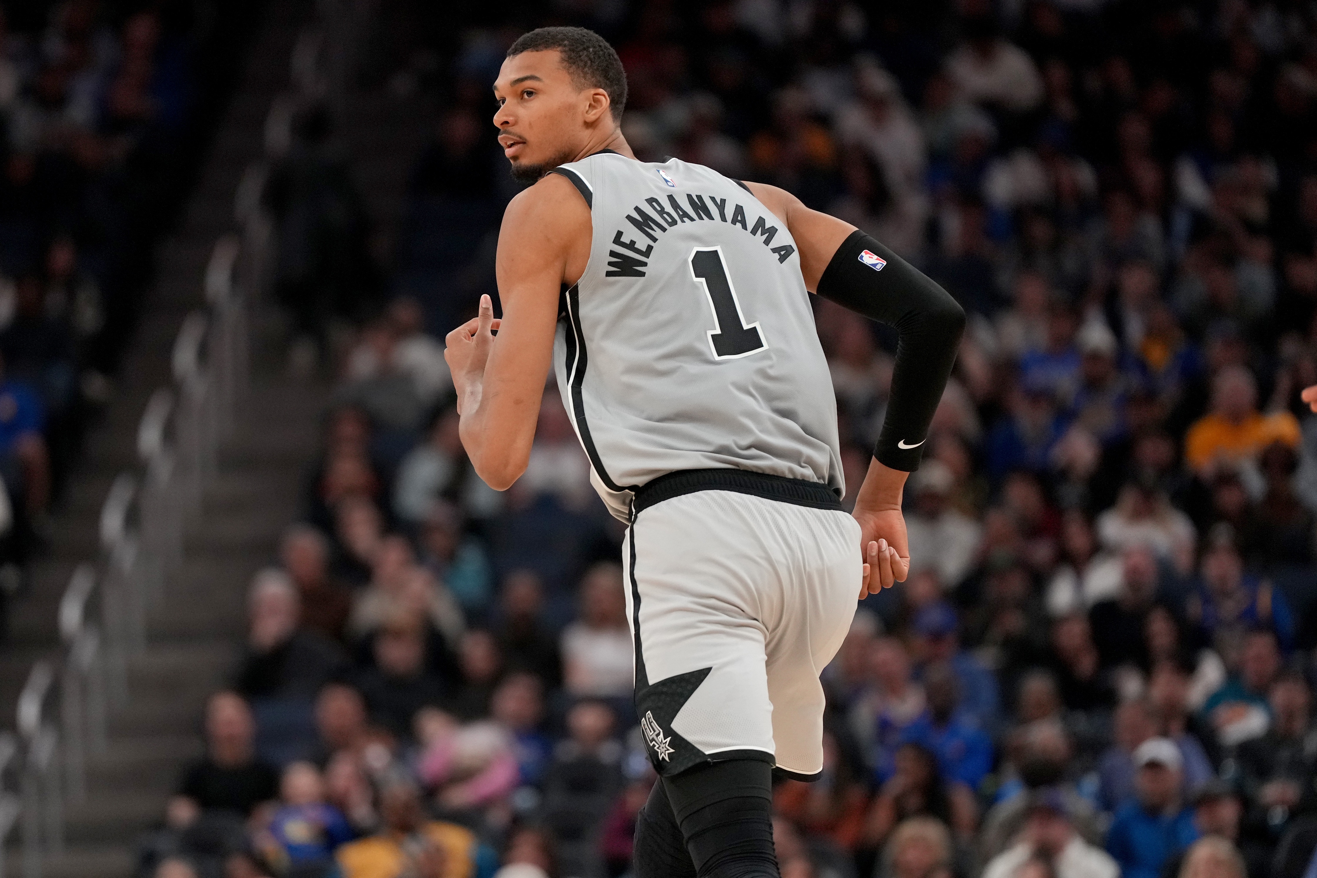 开云体育app-未来是你的！文班常规赛攻防高效场均25分11.5板3.1帽 荣膺盖帽王